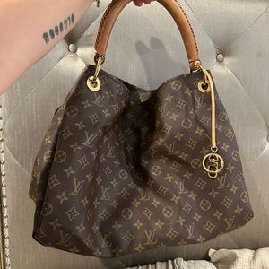 Louis Vuitton Artsy. Great condition.